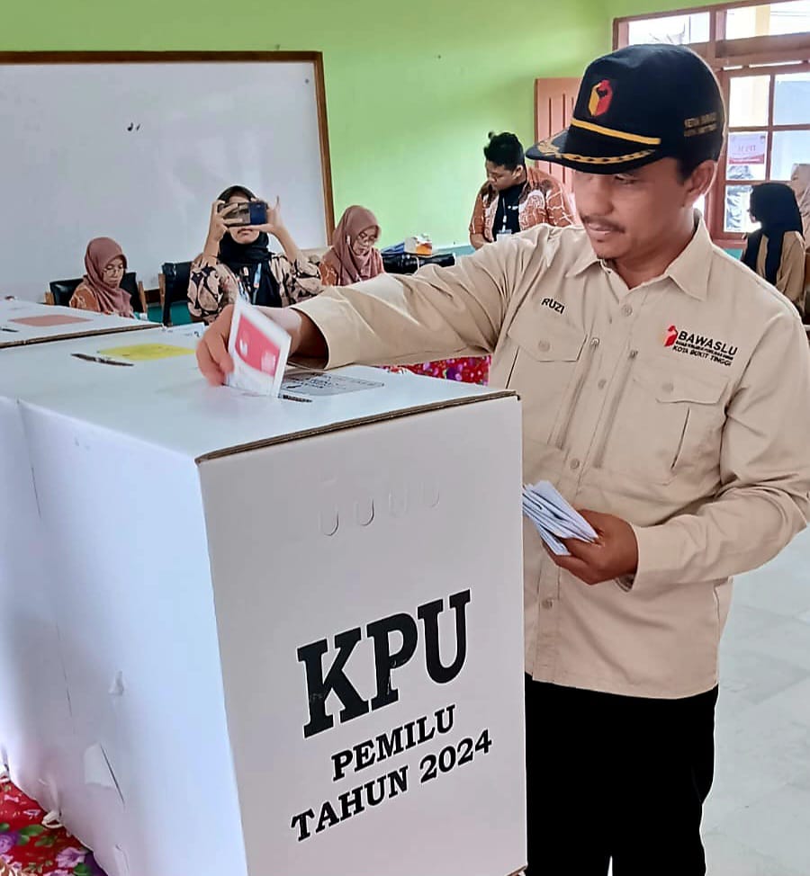 Ketua saat mencoblos